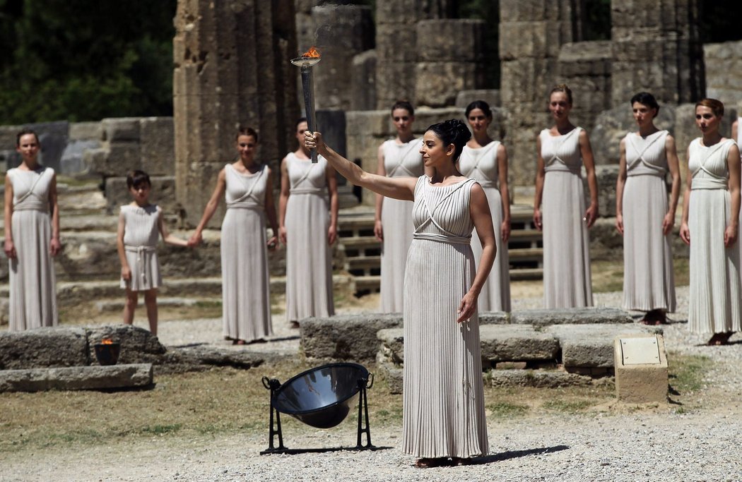 Řecká herečka Ino Menegaki právě zapálila olympijský oheň