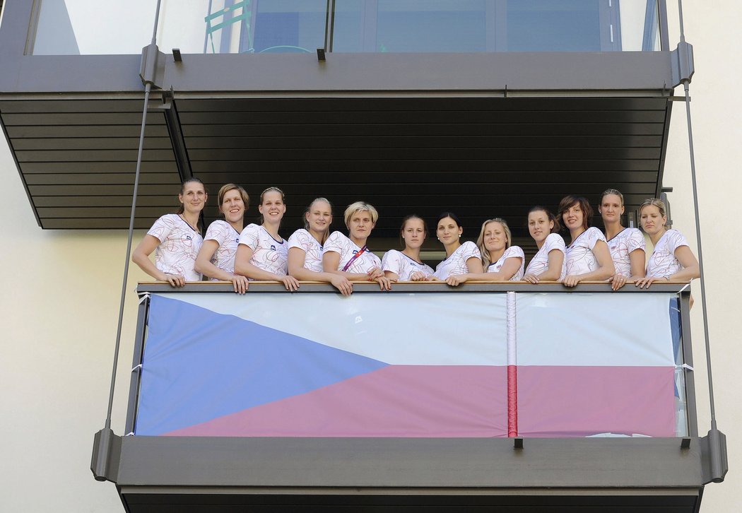 Londýn 2012: České basketbalistky na balkóně v olympijské vesnici