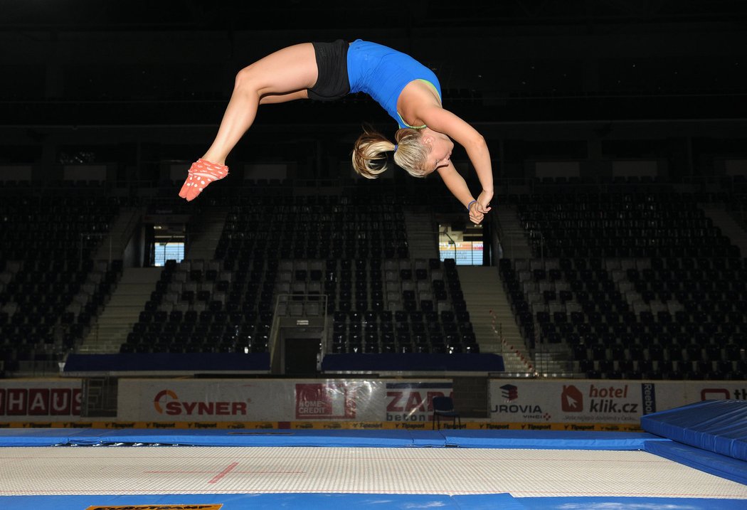Česká trampolinistka při tréninku na Olympijské hry v Londýně
