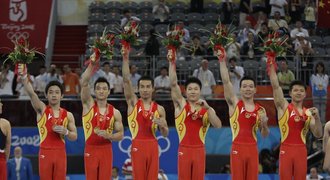 Čínští gymnasté vyhráli soutěž družstev