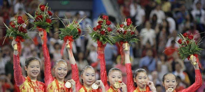 Družstvo čínských gymnastek.