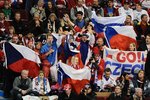 Čeští fanoušci v hledišti proti Rusku.