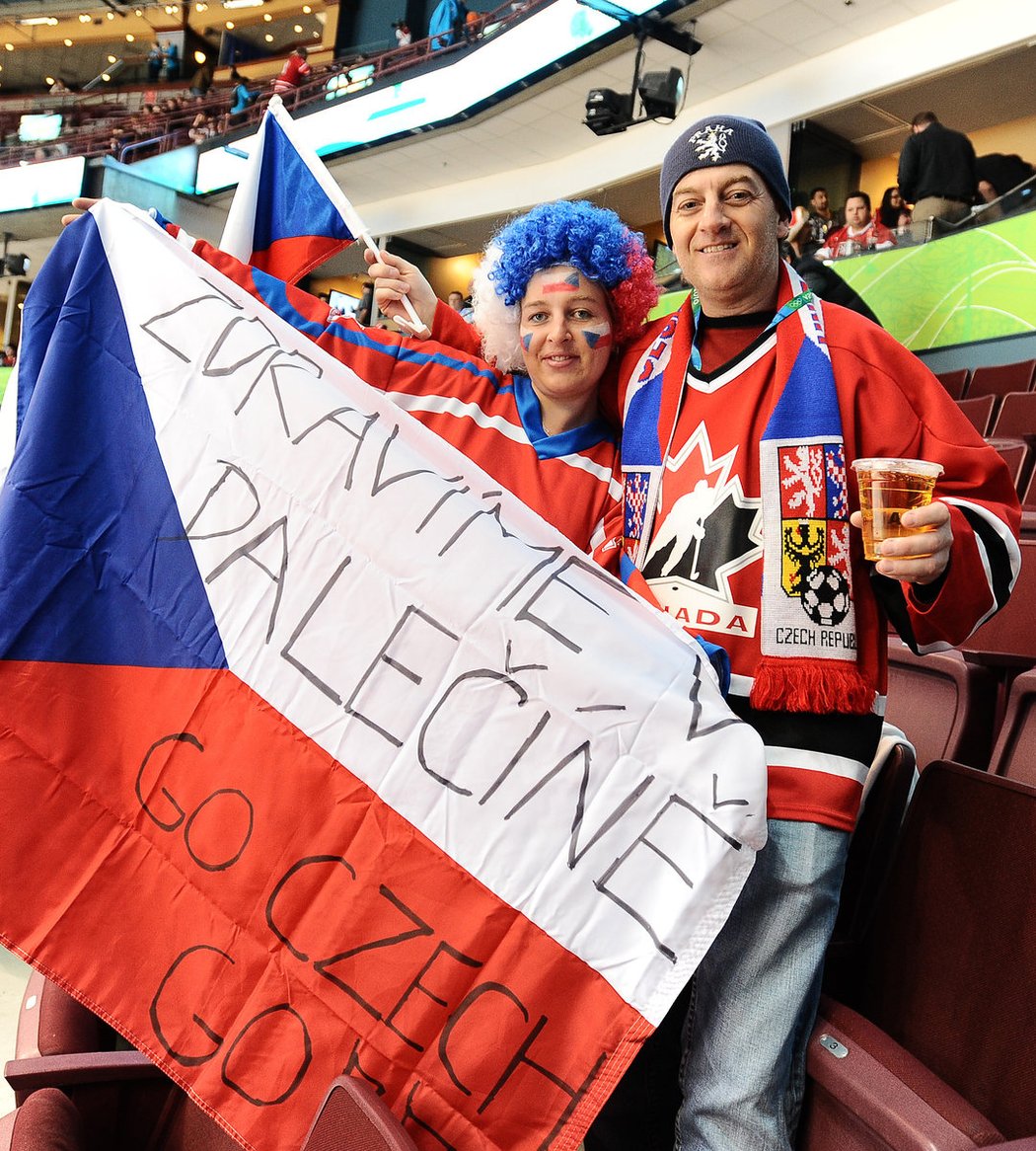 Čeští fanoušci s vlajkou v hledišti ve Vancouveru.