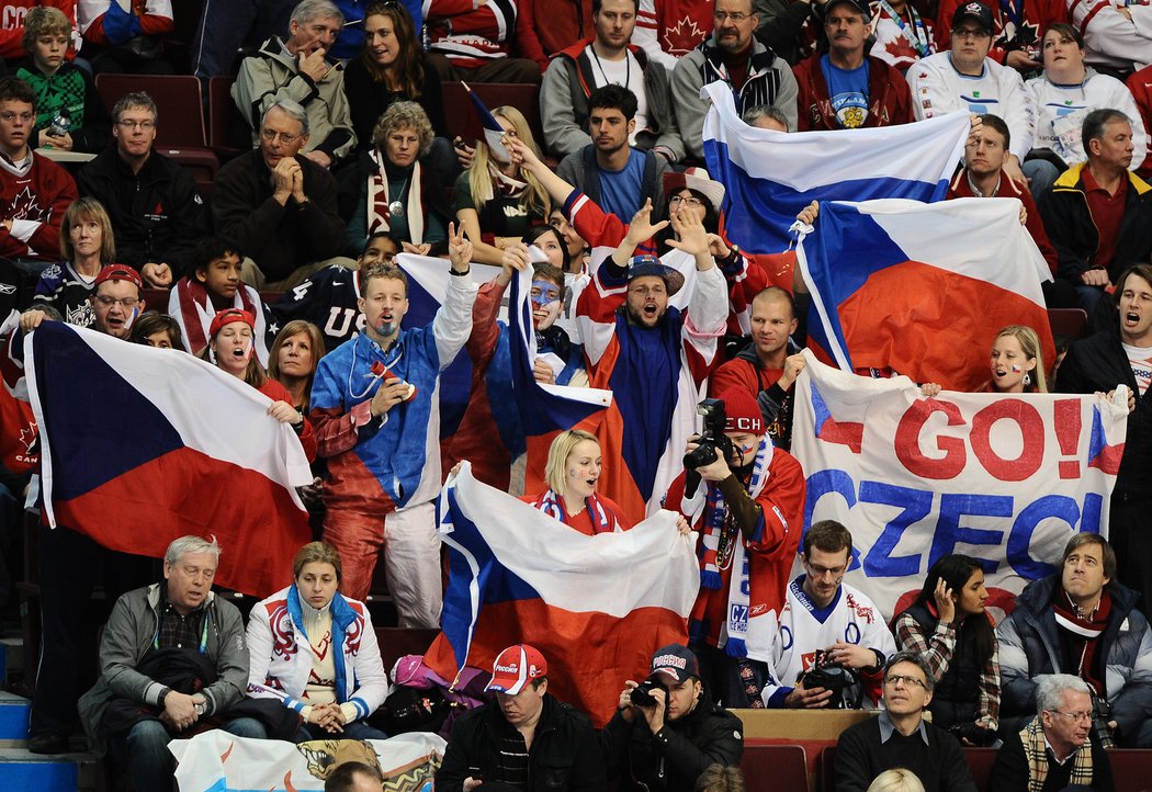 Čeští fanoušci v hledišti proti Rusku.