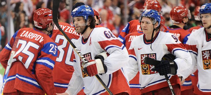 Bitva skončila - hokejisté Ruska a Česka se zdraví po utkání.