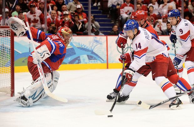 Tomáš Plekanec v šanci před ruským gólmanem Nabokovem. Tomáš Plekanec v šanci před ruským gólmanem Nabokovem.
