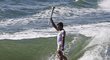 Brazilský surfař Carlos Burle v Ipojuce s olympijským ohněm