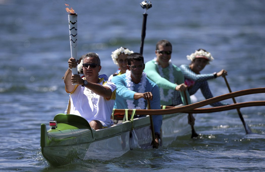 Kanoista Rubens Pompeu na Paranoa lake s olympijským ohněm