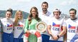 Barbora Krejčíková se zástupci vodních sportů, kteří jí předali záchranný kruh Barbora Krejčíková se zástupci vodních sportů, kteří jí předali záchranný kruh