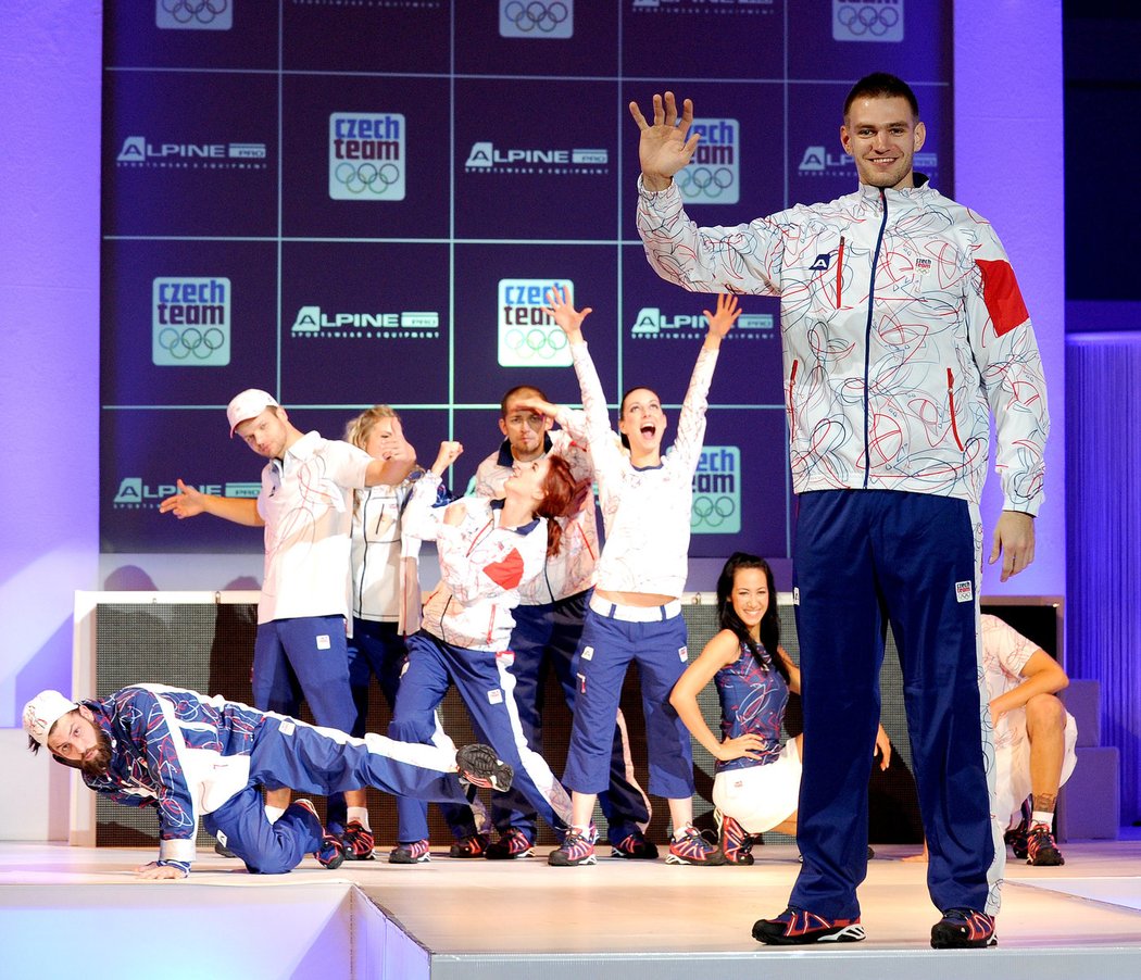 Ondřej Synek prezentuje oblečení pro Olympijské hry v Londýně.