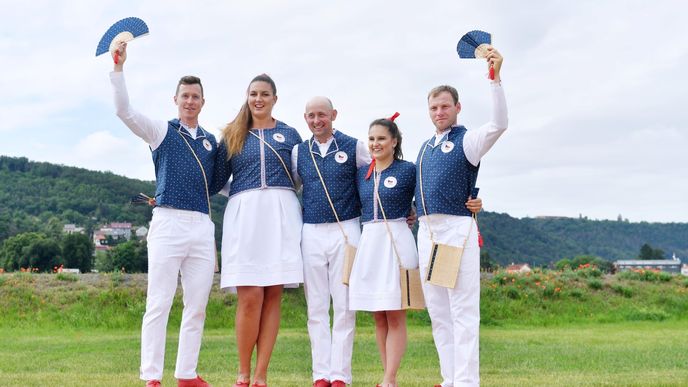 Čeští olympionici budou v Tokiu nastupovat v oblečení s výrazným podílem látky se vzory modrotisku, které je inspirované lidovými kroji