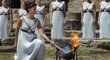 Kněžka zapálila v Olympii oheň pro olympijské hry