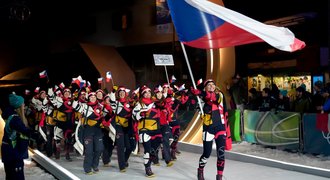 Biatlonistka Lucie Charvátová si užila roli české vlajkonošky při nástupu v Cortině