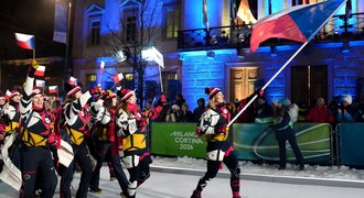 Biatlonistka Lucie Charvátová si užila roli české vlajkonošky při nástupu v Cortině