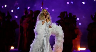 Mariah Carey, slavná americká zpěvačka, spustila na slavnostním zahájení ZOH 2026 v italštině