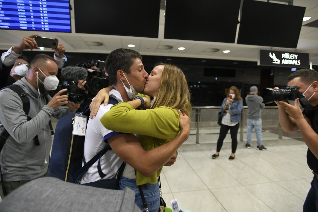 Kajakář Jiří Prskavec se vítá s manželkou na Letišti Václava Havla po příletu z olympiády