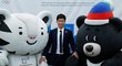 Slavný bývalý jihokorejský fotbalista Park Ji-Sung se s fotil s maskoty pro ZOH v Pchjongčchangu
