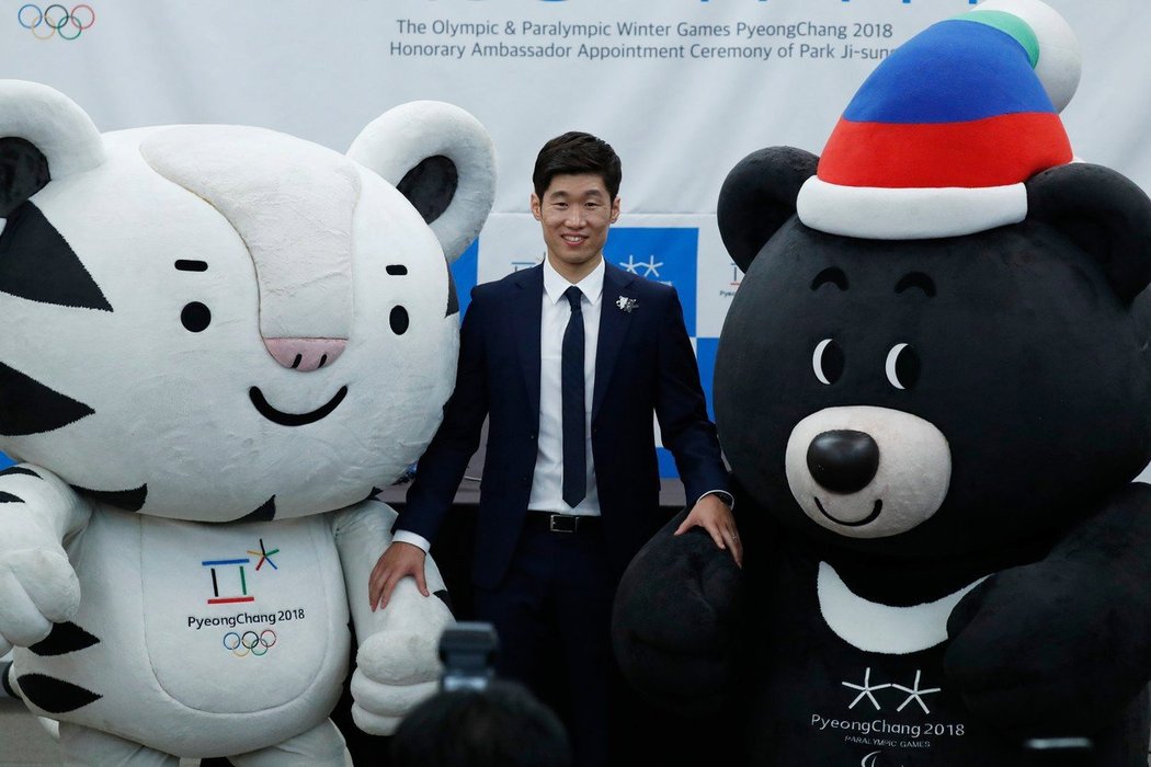 Slavný bývalý jihokorejský fotbalista Park Ji-Sung se s fotil s maskoty pro ZOH v Pchjongčchangu