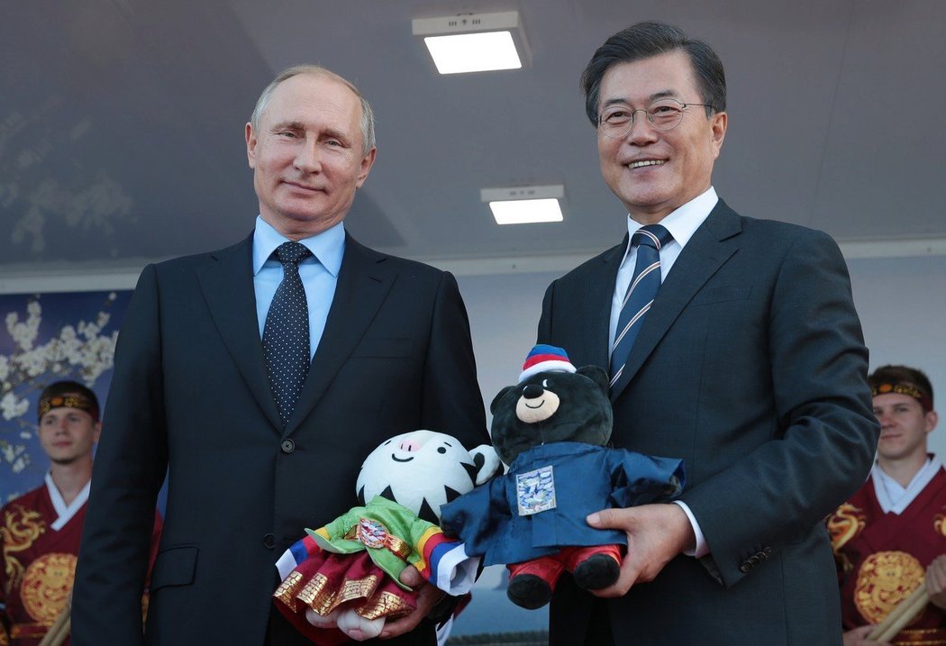 S maskoty pro ZOH v Pchjongčchangu se vyfotil i ruský prezident Vladimir Putin