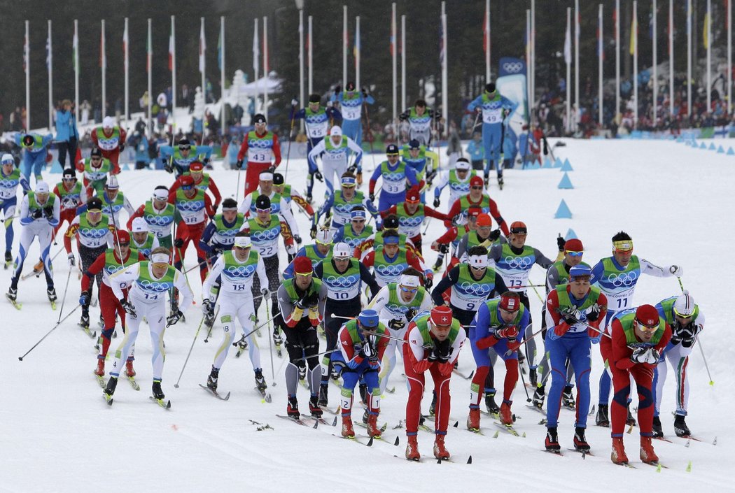 Peloton běžců závodu 50 km klasicky s hromadným startem.