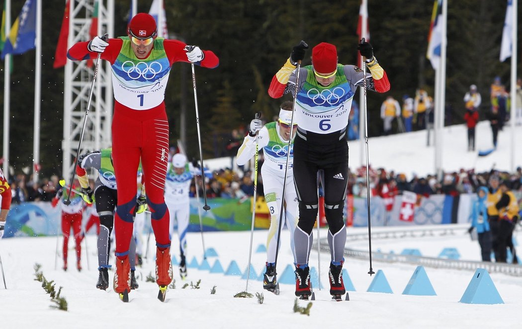 Nor Petter Northug a Němec Axel Teichmann ve finiši o zlatou medaili na 50km klasicky.