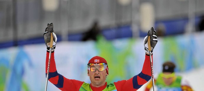 Nor Petter Northug je olympijským vítězem na 50km klasicky.