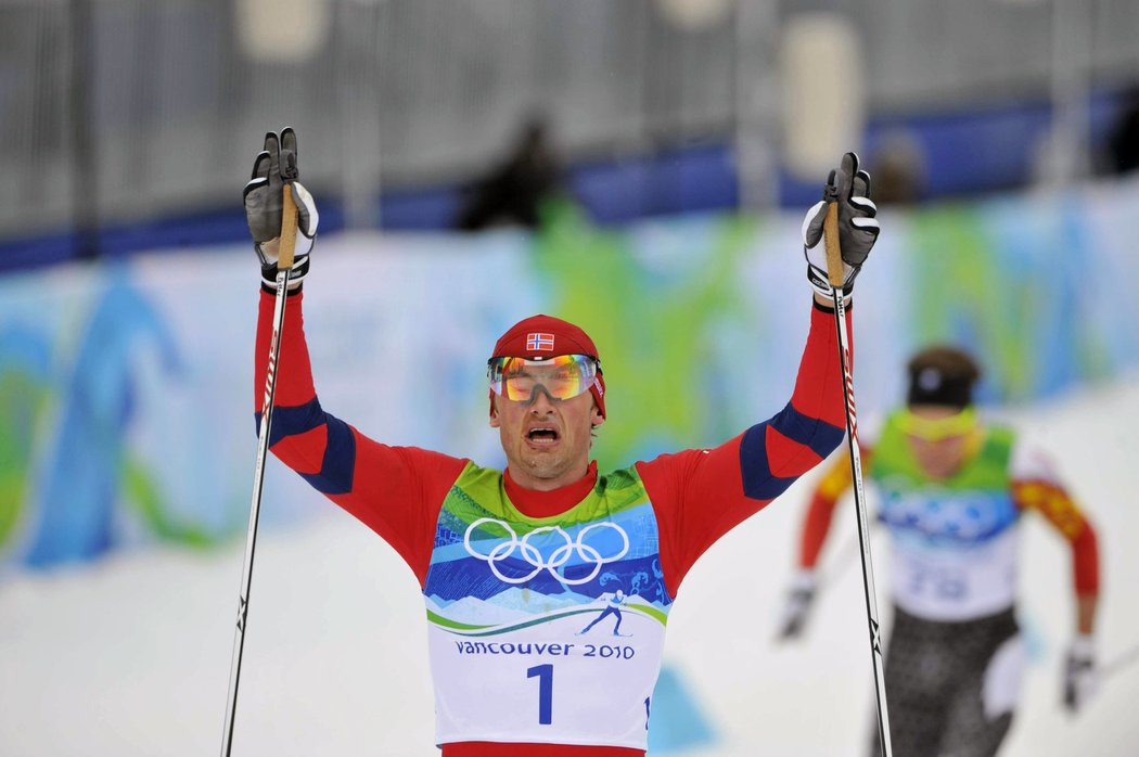 Nor Petter Northug je olympijským vítězem na 50km klasicky.