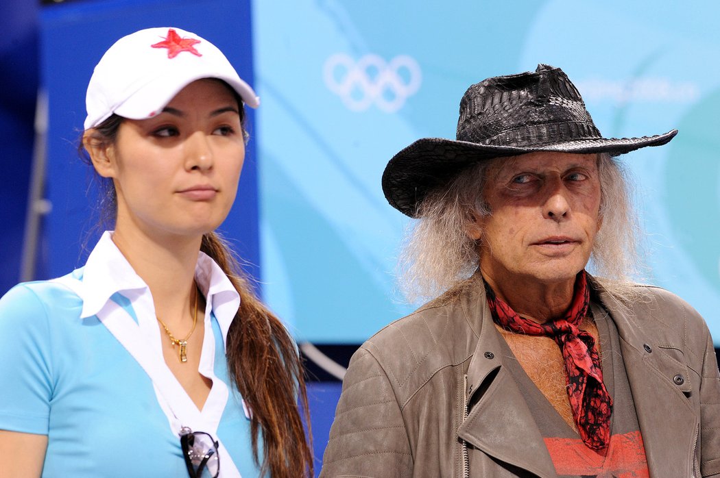 Mladá koministka a americká miliardář na basketbalu při olympiádě v Pekingu