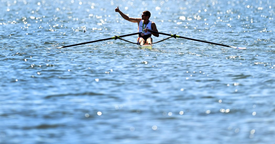 Veslař Ondřej Synek kyne fanouškům po zisku stříbra na olympiádě v Riu