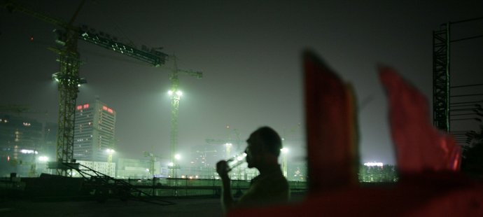 Noční stavební ruch v Pekingu.