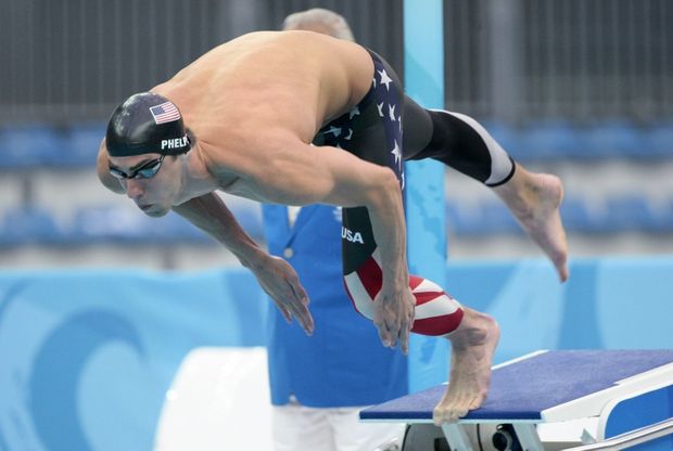 Michael Phelps startuje do závodu na 200 m motýlek. Michael Phelps startuje do závodu na 200 m motýlek.