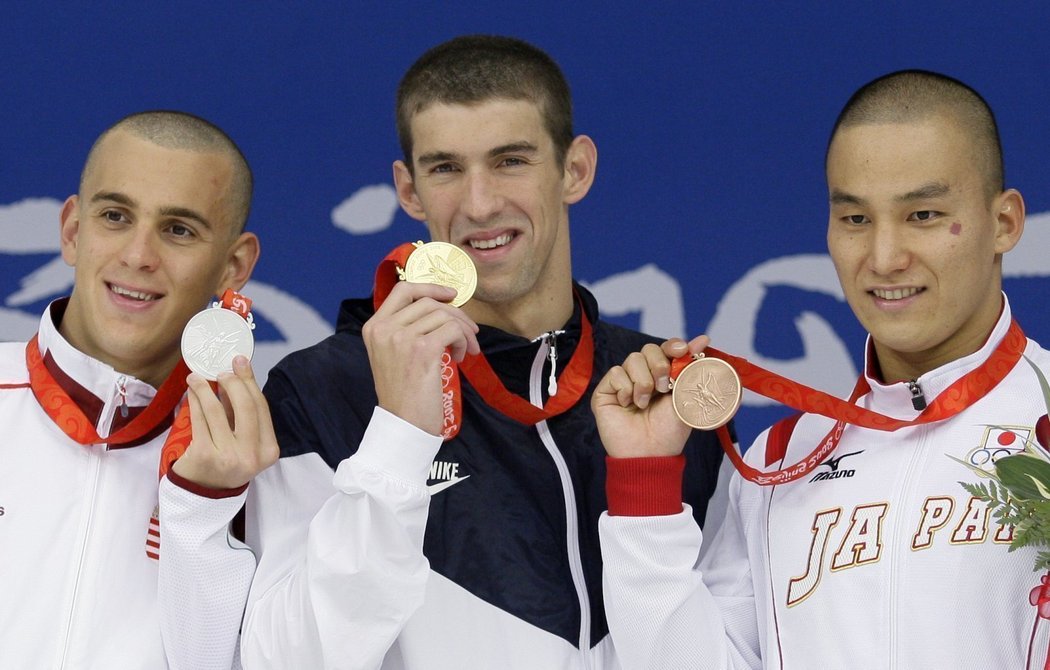 Medailisté na trati 200 m motýlek - zleva Maďar Cseh, Američan Phelps a Japonec Macuda.