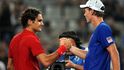 Tomáš Berdych (v modrém) a Roger Federer si podávají ruce.