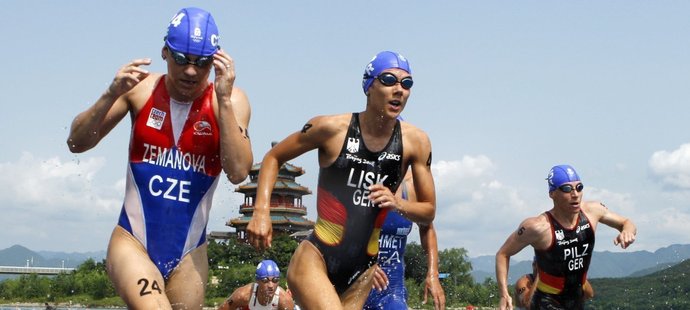 Triatlonistky po plavecké části, vlevo česká reprezentantka Lenka Zemanová.