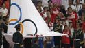 Olympijská vlajka v rukou čínských vojáků