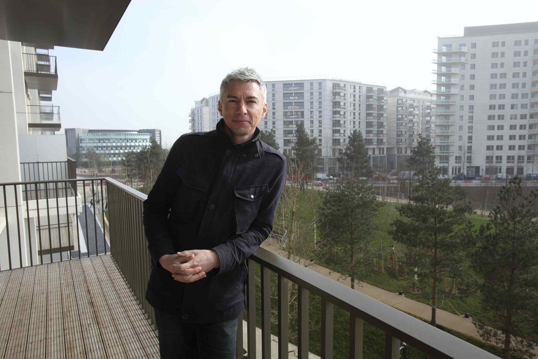 Jonathan Edwards ukazuje výhled z balkóu na olympijský park
