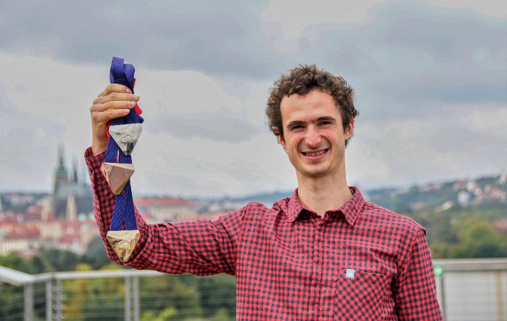 Český lezec Adam Ondra se svou sbírkou medailí z ME 2022