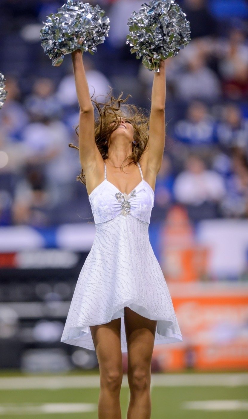 Jedna z cheerleaders Indianapolis Colts v akci.