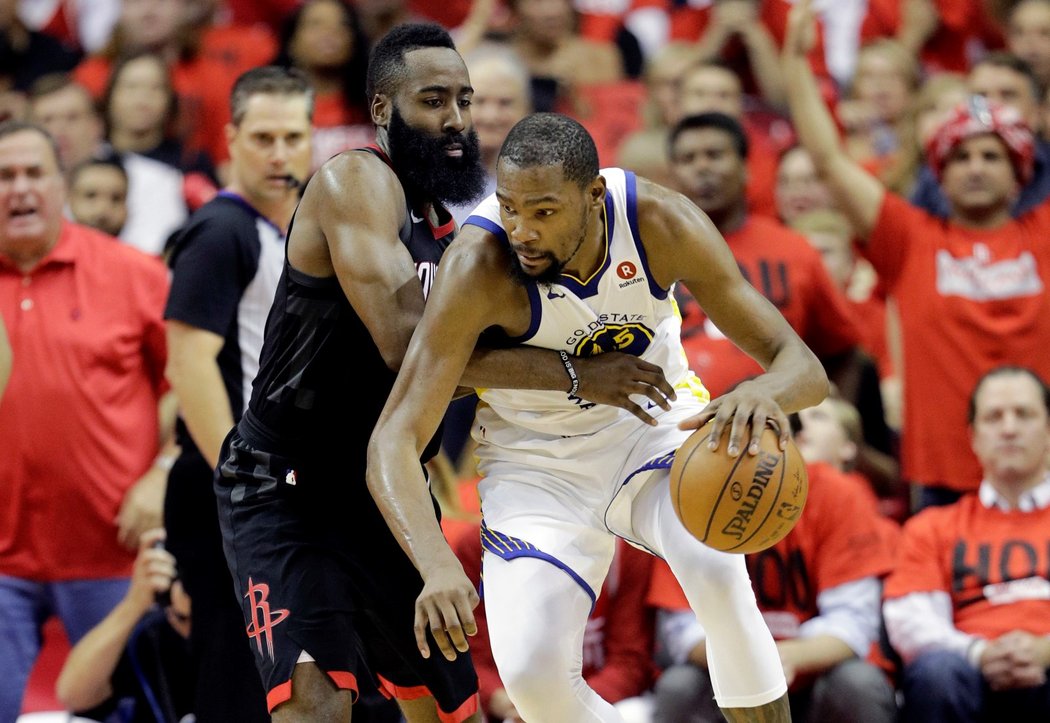 James Harden (vlevo) táhl Houston 27 body, porážku neodvrátil ani Kevin Durant