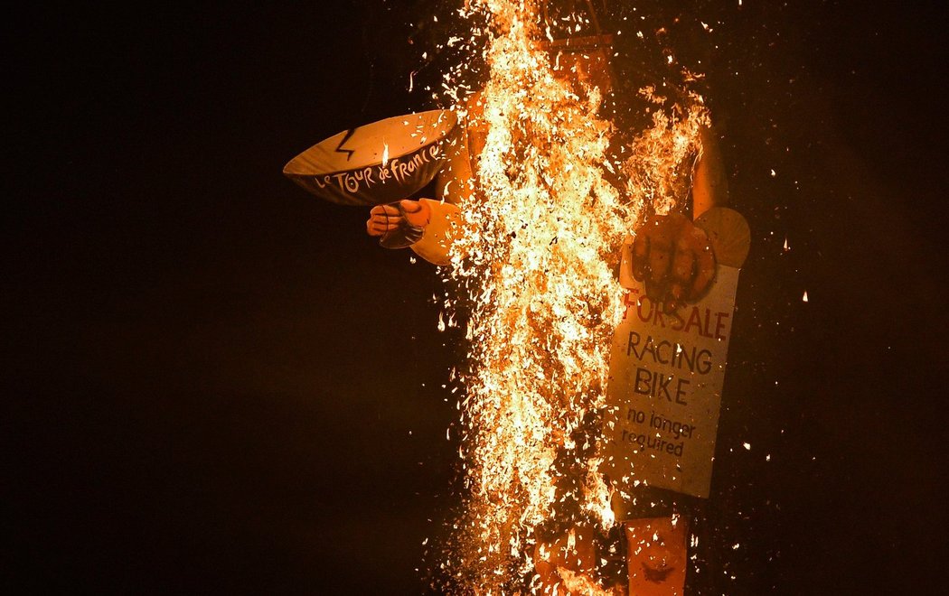 Tady již figurína Lance Armstronga celá dokonale hoří.