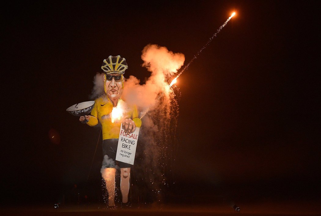 Figurka Lance Armstronga začíná hořet.