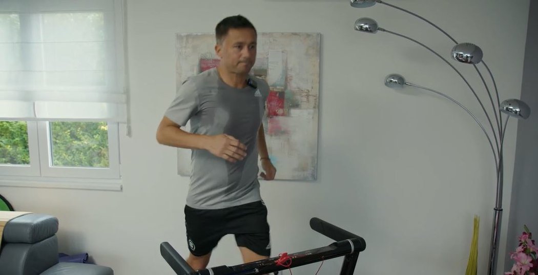 Někdejší ligový záložník Miroslav Baranek spaluje kalorie na běžícím páse