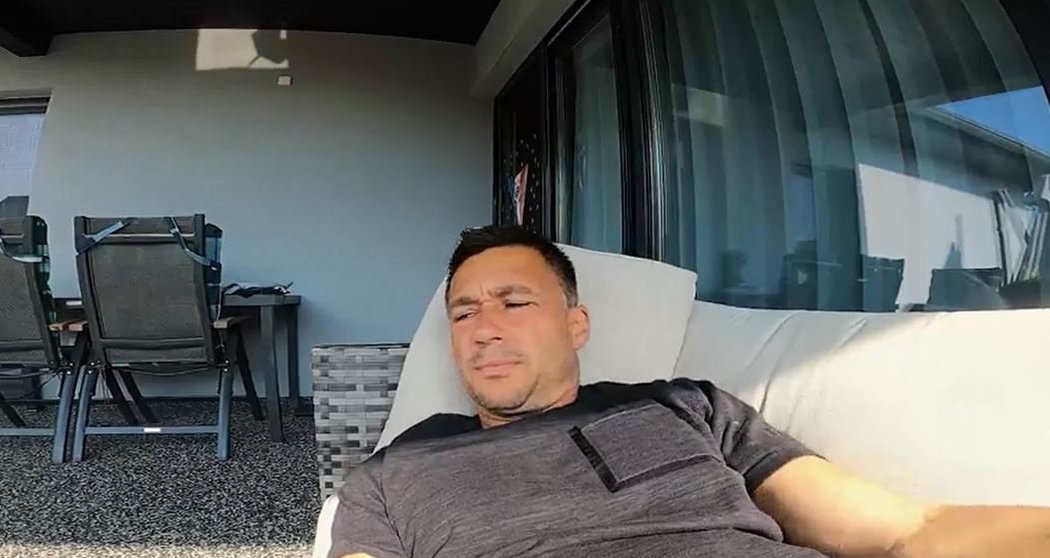 Miroslav Baranek ve své relax zóně na terase, kde rád kouká na fotbal
