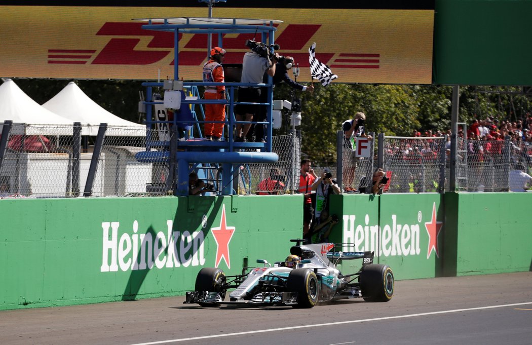 Britský jezdec Lewis Hamilton sesadil Sebastiana Vettela a vede MS
