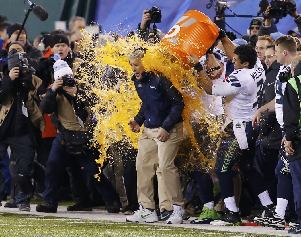 Trenér Pete Carroll schytal tradiční iontovou sprchu.