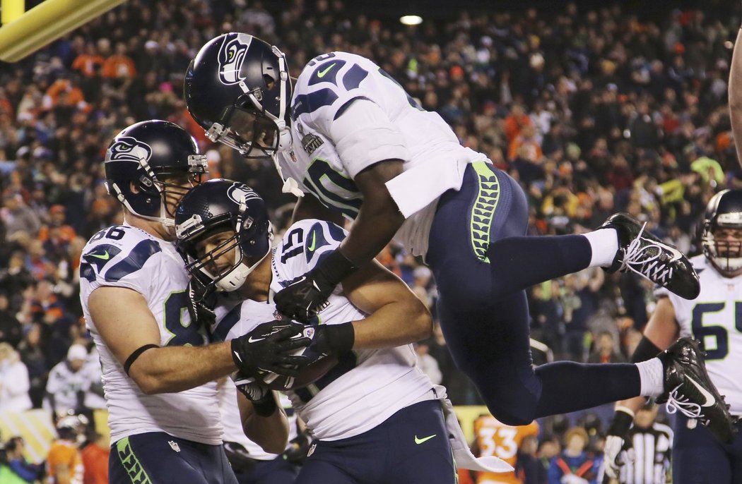 Jermaine Kearse (15) ze Seattlu právě slaví se spoluhráči touchdown.