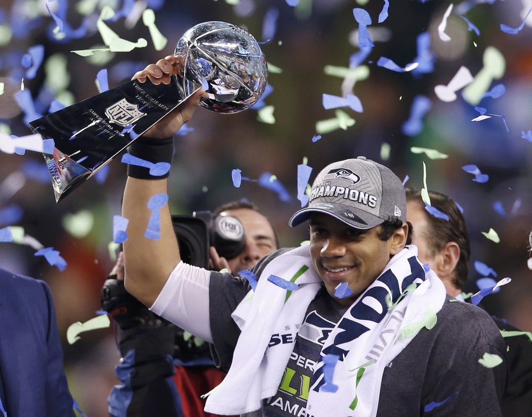 Quarterback Russell Wilson s vítěznou trofejí.