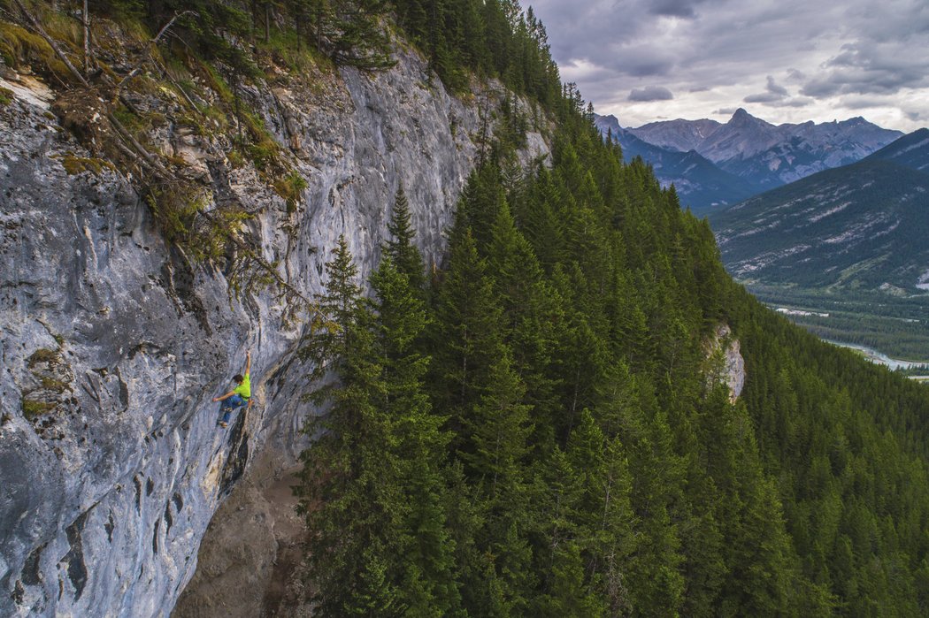 Český lezec Adam Ondra šplhá po stěnách kanadských hor