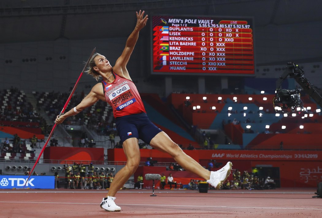 Světová rekordmanka a dvojnásobná olympijská šampionka Špotáková v Kataru marně atakovala hranici 60 metrů.