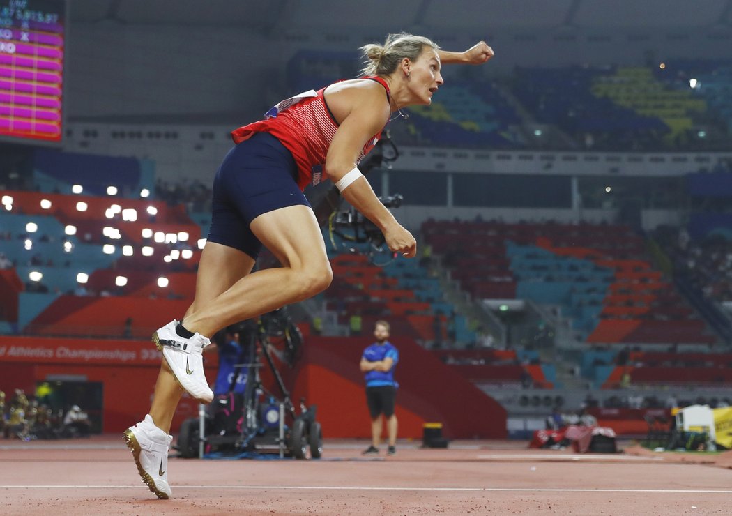 Světová rekordmanka Barbora Špotáková brala nezdar ve finále oštěpu na MS s nadhledem.